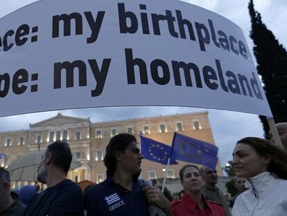 Partidarios del sí en el referéndum del próximo domingo en Grecia, durante una manifestanción en el centro de Atenas.