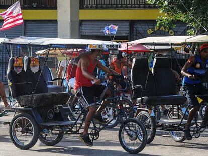 Un 'bicitaxi' con la bandera de EE UU en La Habana.