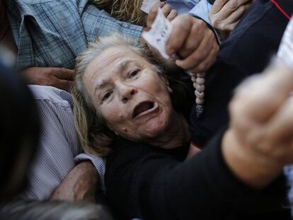 Una multitud de pensionistas hacen cola en el tercer día de corralito en Grecia ante los bancos para retirar dinero.