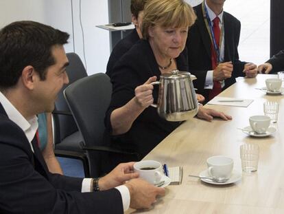La canciller Angela Merkel y el primer ministro griego, Alexis Tsipras, reunidos en Bruselas.