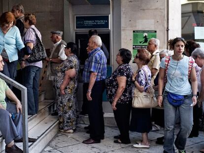 Griegos a las puertas de una oficina bancaria en Atenas.