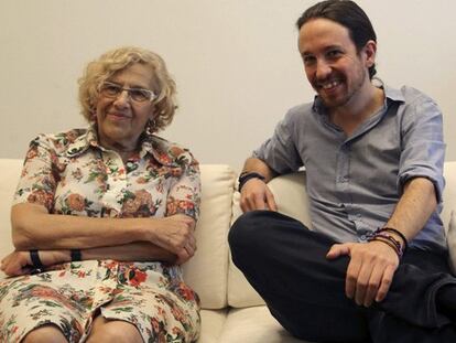 Iglesias hoy en Madrid junto a Manuela Carmena.