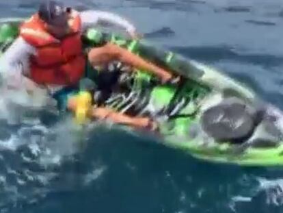 El peligro de pescar un tiburón en un kayak