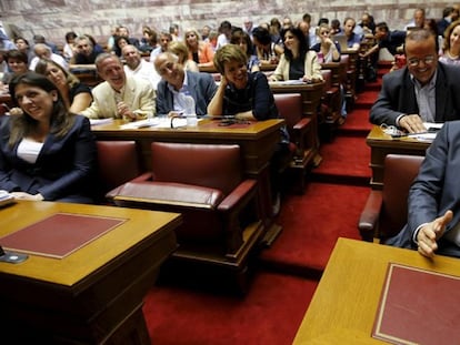 El primer ministro griego Alexis Tsipras bromea en el Parlamento antes de una sesión.