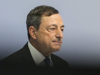 El presidente del BCE, Mario Draghi, anunciando que ha elevado la ayuda de emergencia a la banca griega.