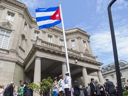 Izado de la bandera cubana en la embajada de EE UU