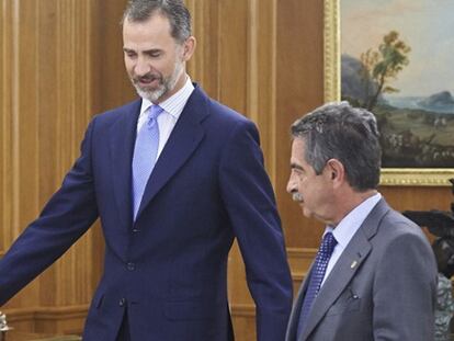 El Rey Felipe VI recibe al presidente de Cantabria, Miguel Ángel Revilla.