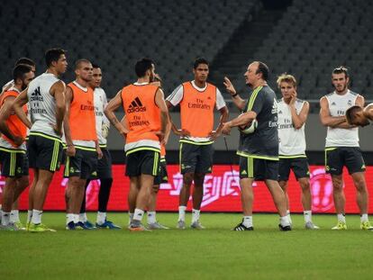 Benítez da instrucciones a sus jugadores.