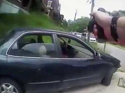 Vídeo: Un policía mata a un negro en EE UU tras pararle por ir sin matrícula