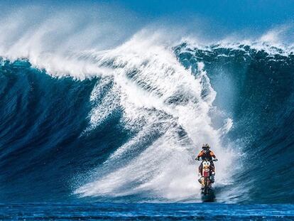 Así se cogen las olas gigantescas de Tahití con una moto de motocross