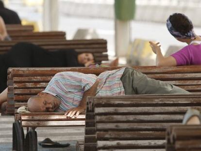 Muere un inmigrante que se coló en un barco en una maleta