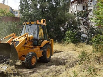 Se derrumba uno de los edificios desalojados en Carabanchel