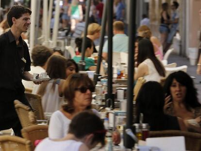 El paro baja en 74.028 personas en julio