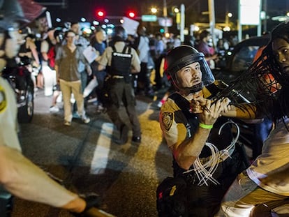 Segunda noche de disturbios en Ferguson con decenas de detenidos