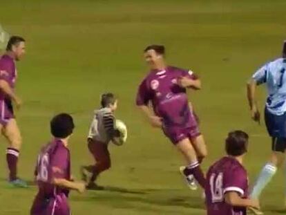 El niño de cuatro años que marcó un ensayo entre leyendas del rugby