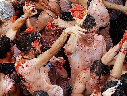 Buñol se tiñe de rojo en el 70 aniversario de la Tomatina