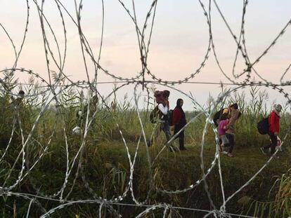 Los refugiados apuran para entrar en Europa mientras Hungría termina la valla con concertinas