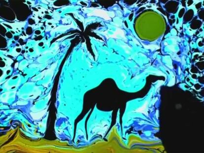 Un camello pintado en un lienzo de agua