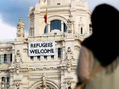 Madrid coloca una gran pancarta en la fachada del Ayuntamiento en la que da la bienvenida a los refugiados.