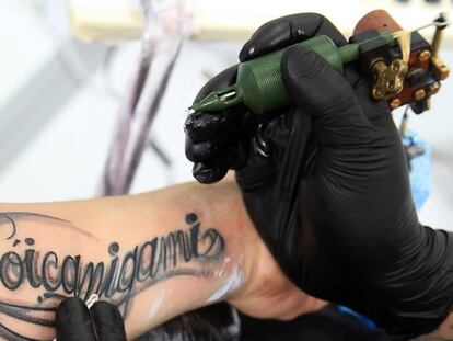 Expertos alertan de los peligros desconocidos de los tatuajes