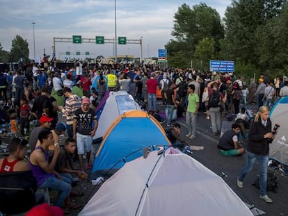 Más de mil refugiados esperan en la frontera con Hungría con Serbia para poder llegar a Europa.