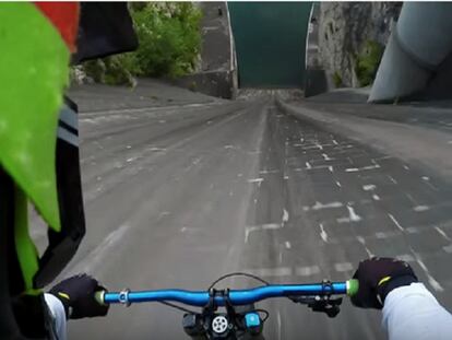Espectacular bajada de 60 metros en bici por la pared vertical de una presa