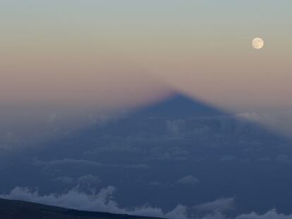 La sombra del Teide acarició la superluna justo antes del eclipse