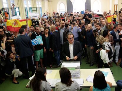 El candidato a la presidencia de la Generalitat, Artur Mas, votando esta mañana