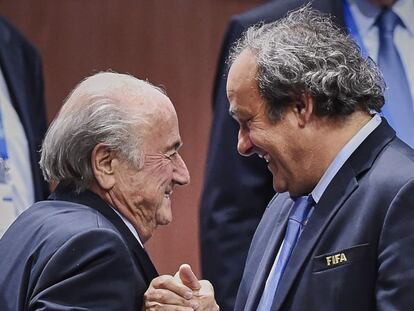 La FIFA suspende cautelarmente a Blatter y a Platini