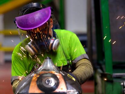 Un operario, en la planta de Recyberica, durante el proceso de reciclaje