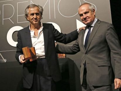 El filósofo Bernard-Henri Levy, con el director de EL PAÍS, Antonio Caño.