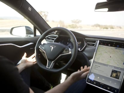 Tesla hace sus coches autoconducibles