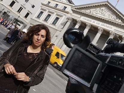 La exdiputada de UPyD Irene Lozano, que formará parte de las listas del PSOE para las generales, atiende a una televisión.
