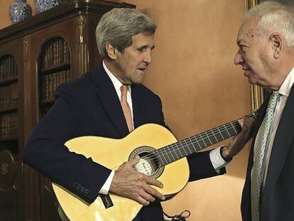 John Kerry, tocant la guitarra amb García-Margallo.