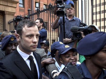 Pistorius saliendo de los tribunales, en septiembre