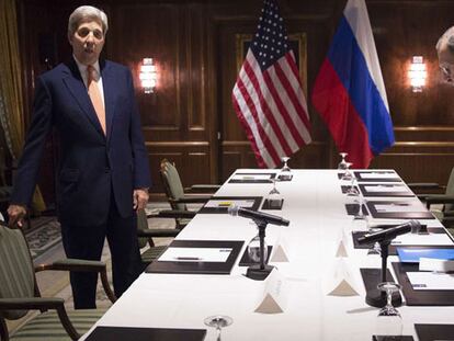 El secretario de Estado de EE UU, John Kerry, y el ministro de Exteriores ruso, Sergey Lavrov, antes de su reunión en Viena.