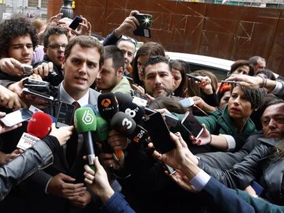 El presidente de Ciudadanos, Albert Rivera, atiende a los medios antes de intervenir en el Foro ABC-Deloitte.