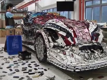 ¿Cuántos teléfonos móviles hacen falta para construir un coche?