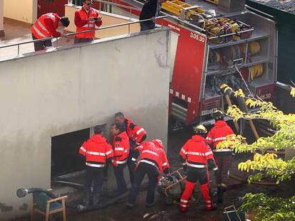 En la imagen, los equipos de rescate en un asilo de Lleida, donde han muerto cuatro ancianas.