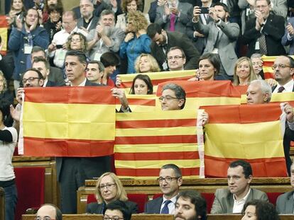 Los diputados del PP en el 'Parlament', con banderas españolas y catalanas tras votarse la declaración de independencia.