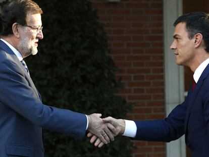 Mariano Rajoy recibe a Pedro Sánchez este martes en La Moncloa.