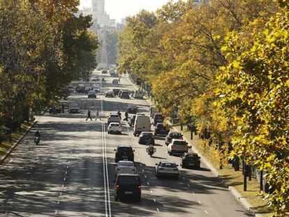 El paseo de la Castellana, al mediodía. Madrid ha sufrido restricciones de tráfico por la alta contaminación.