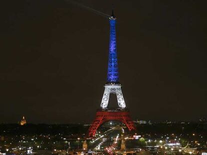 La Torre Eiffel se ilumina de nuevo... con los colores de la bandera francesa