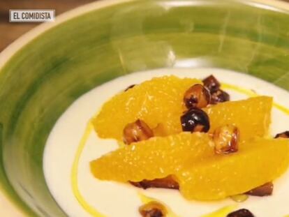 Sopa de queso con naranja y avellanas