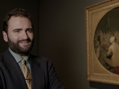 Carlos G. Navarro, en una de las salas de la exposición 'Ingres', en el Museo del Prado.