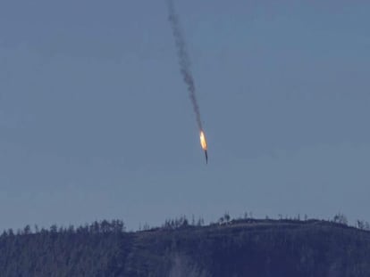 El aparato ruso alcanzado por un misil turco cae en picado hacia una zona montañosa de la frontera turco-siria.