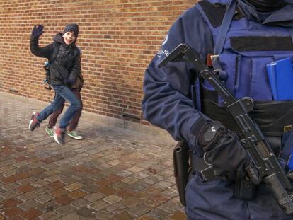 Un policía, en la puerta de un colegio en Bruselas. La ciudad sigue en alerta por posibles ataques terroristas.