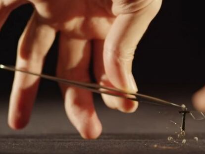 Un robot diminuto capaz de volar y nadar