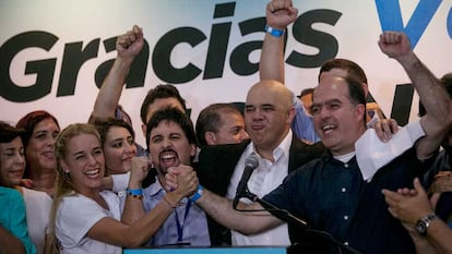 A medida que los puestos de votación fueron cerrando, algunos venezolanos celebraban por anticipado en las calles.