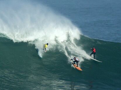 Els millors surfistes competeixen a les onades gegants de Hawaii